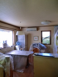 大きな家具類は壁から離すぐらいに移動させます。