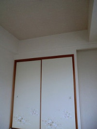 襖張替え　クリーム色の優しい色使いに桜芝模様が入っています。
