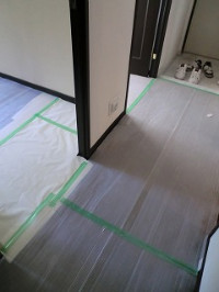 各部屋に床養生をします