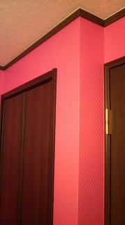 施工後/1000クラスのクロス。表面に凹凸があるピンクのクロスです。